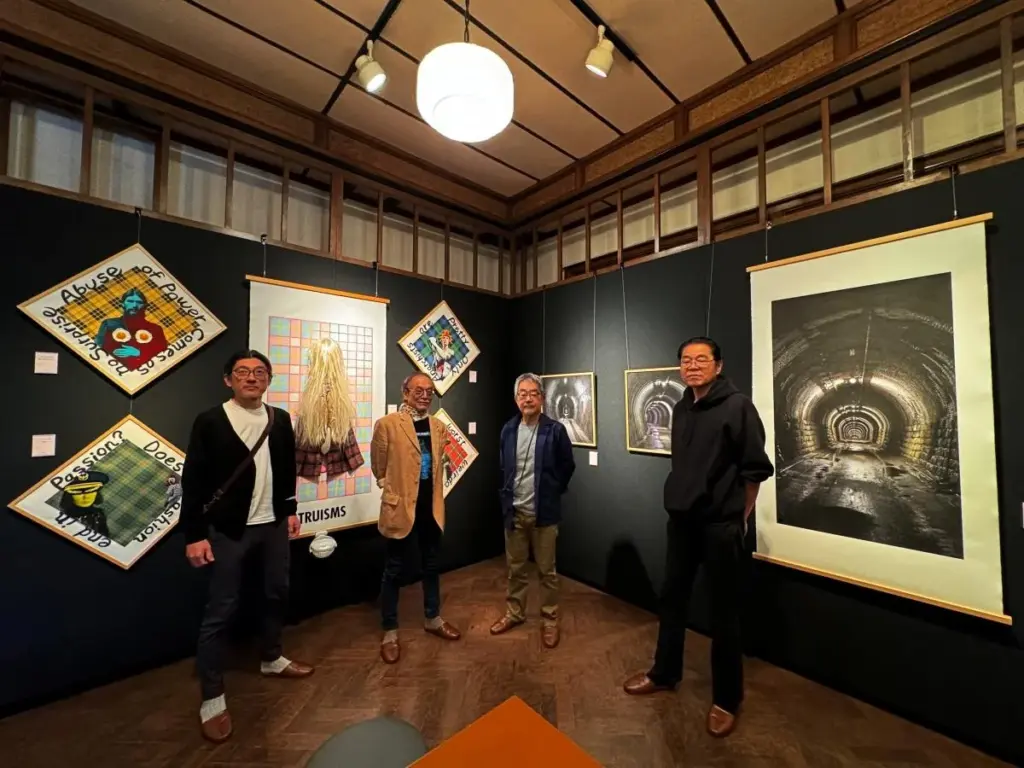 伊勢和紙使った作品展の様子