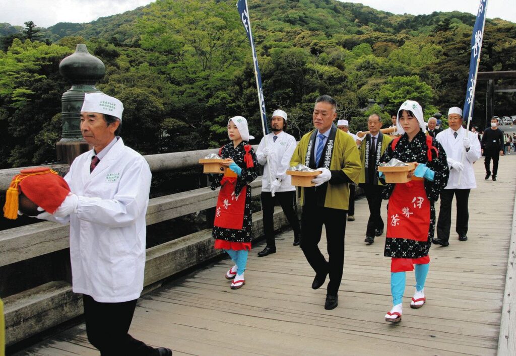 伊勢神宮に伊勢茶を奉納する様子
