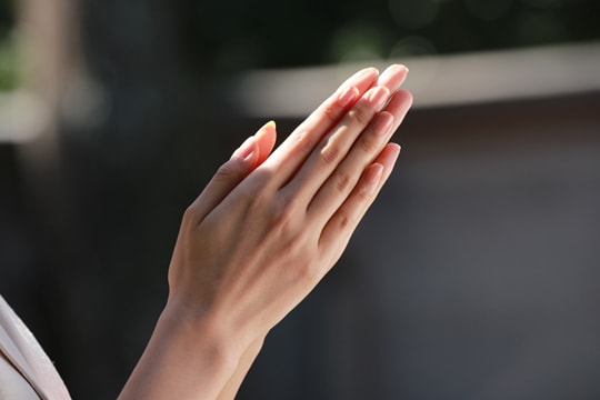 参拝マナー　手を合わせる